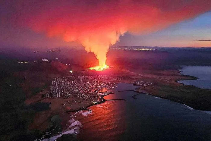 izlandada-yanardag-patlamasi-lavlar-kasabaya-dokuldu-binalar-alev-alev-yaniyor-1705309267881.jpeg İzlanda’da yanardağ patlaması! Lavlar kasabaya döküldü! Binalar alev alev yanıyor-1