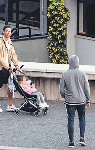 Takipçilerine 'evde kalın' çağrısı yapan Ronaldo sevgilisi ve çocuklarıyla gezerken görüntülendi
