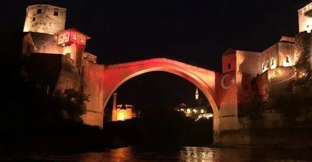 Bosna Hersek’teki Mostar Köprüsü Türk bayrağının renklerine büründü