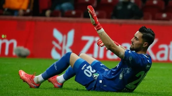 denizlisporun-genc-eldiveni-abdulkadir-sungerin-galatasaray-macinda-parlayan-yildizi-cabuk-sondu-1644142621773.jpg Denizlispor'un genç eldiveni Abdülkadir Sünger'in Galatasaray maçında parlayan yıldızı çabuk söndü-2
