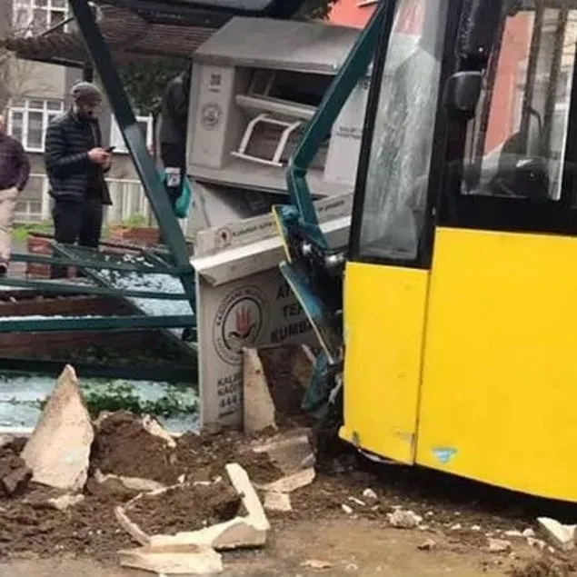 Otobüs dehşeti! Önüne geleni sürükledi durağa daldı
