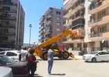 Gelin, baba evinden vinçle çıktı