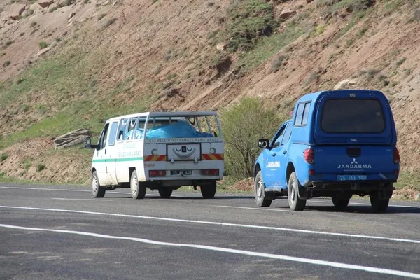 erzurum-catta-5-kisinin-olumunun-atlarin-kavga-etmesinden-dolayi-oldugu-ortaya-cikti-1634635574795.jpg Erzurum Çat'ta 5 kişinin ölümünün atların kavga etmesinden dolayı olduğu ortaya çıktı-4