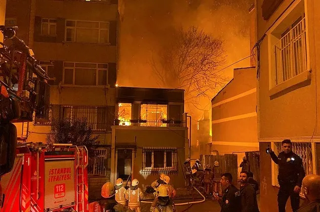 Beyoğlu'nda yangın paniği!