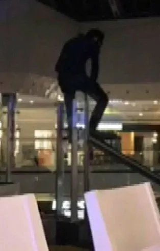 Son dakika: AVM'de intihar girişiminde bulunan genç son anda kurtarıldı! "Yapma" diye seslendiler