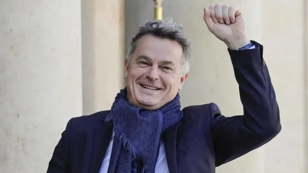 son-dakika-fransada-cumhurbaskanligi-secimi-gunu-12-aday-yarisacak-iste-dakika-dakika-fransa-cumhurbaskanligi-1649582139100.jpg SON DAKİKA: Fransa'da cumhurbaşkanlığı seçimi günü: Macron ile Marine Le Pen ikinci tura kaldı-8