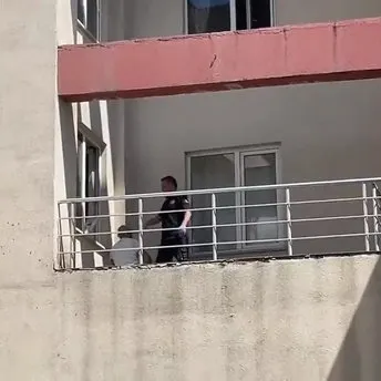 Bolu’da öfkeli koca evi bastı, Karısının yanında yakaladığı adam balkondan atladı