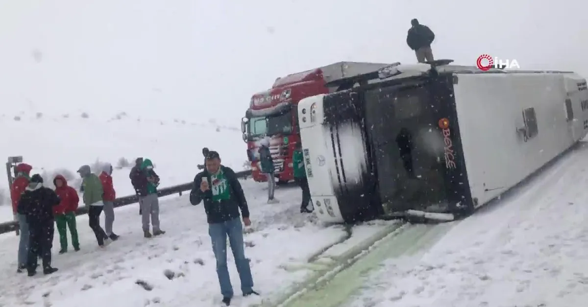 Bursasporlu Taraftarlarini Tasiyan Otobus Erzurum Askale De Devrildi Kaza Yerinden Ilk Goruntuler Video Videosunu Izle Takvim Tv