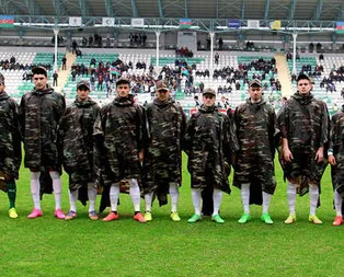 Azeriler şehitlerini unutmadı! Maça böyle çıktılar