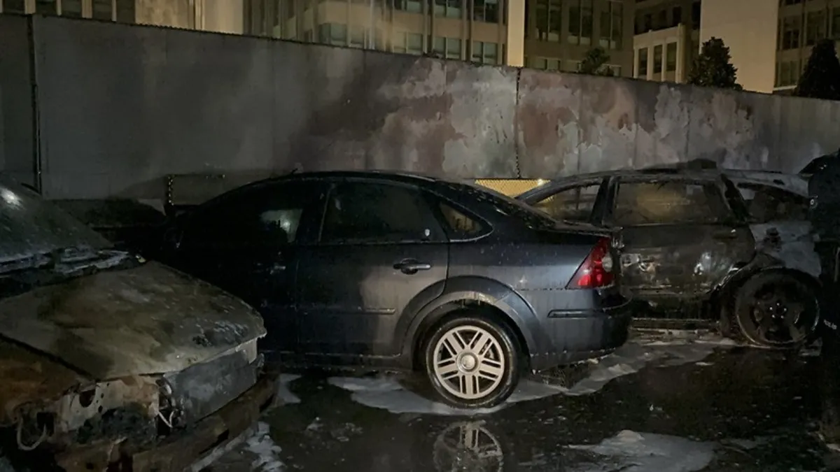 Sarıyer'de şüpheli yangın: 5 araç alevlere teslim oldu