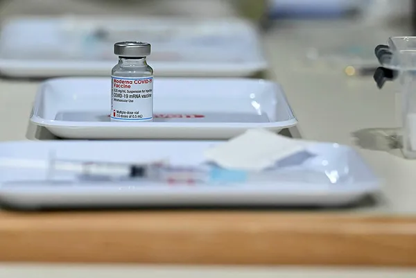 ABD’de temizlik çalışanı dondurucunun fişini çekti binlerce Moderna aşısı çöp oldu!