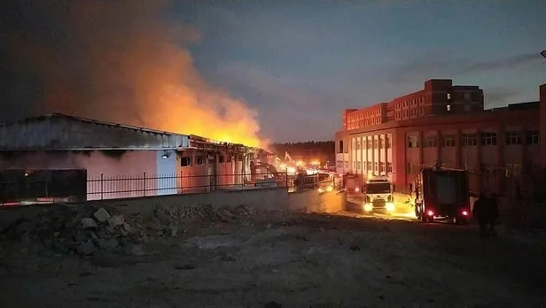 harran-universitesinde-lojistik-deposunda-korkutan-yangin-1610294297073.jpeg Harran Üniversitesi'nde lojistik deposunda korkutan yangın!-1