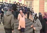 Diyarbakırda HDPliler evlat nöbetindeki annelerin yüzüne tükürdü