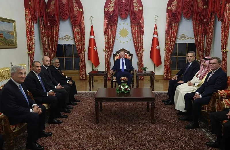 baskan-erdogan-fidan-ve-7-ulkenin-bakanlarini-kabul-etti-1792775293607.jpeg Zirvenin ardından kritik temas! Başkan Erdoğan, Bakan Fidan ve 7 ülkenin bakanıyla bir arada-3