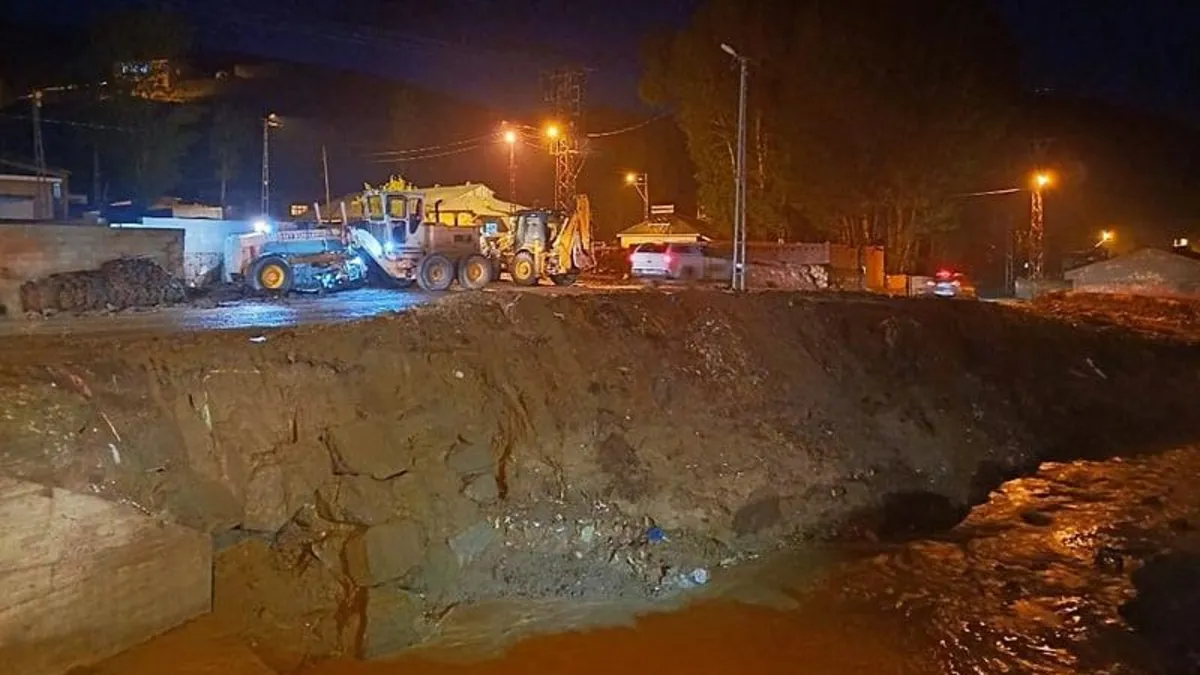 İZLE I Van Saray'da sel felaketi! 100'e yakın küçükbaş hayvan telef oldu