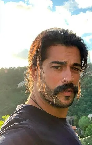 Kuruluş Osman'ın yıldızı Burak Özçivit 'yürüyen karizma' dedirtti! Yılbaşı alışverişinde...