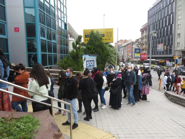 tarih-bunu-yazar-2021-yilinda-chp-donemi-istanbulu-istanbulkart-icin-yagmur-altinda-kuyruk-1633250881232.jpg Tarih bunu yazar! 2021 yılında CHP dönemi İstanbulu: İstanbulkart için yağmur altında kuyruk-3