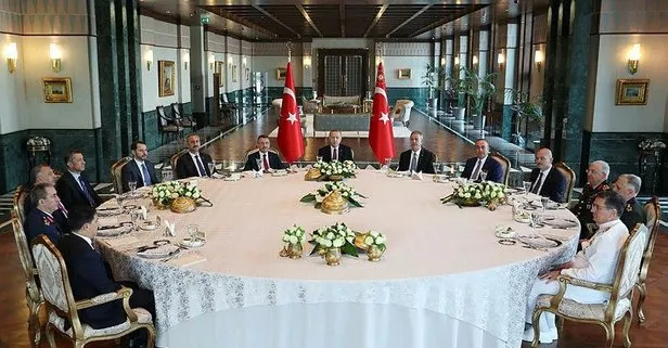 Başkan Erdoğan’dan YAŞ üyelerine yemek