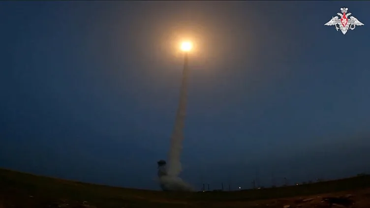 İZLE I Rusya'dan gövde gösterisi: Kıtalararası balistik füze denemesi yaptı