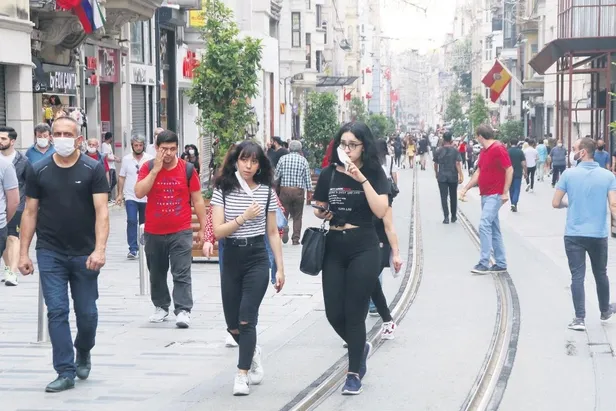 Kovid-19 kısıtlamaları kalktı uyarılara rağmen maskesiz insan görüntüleri şaşırttı-4