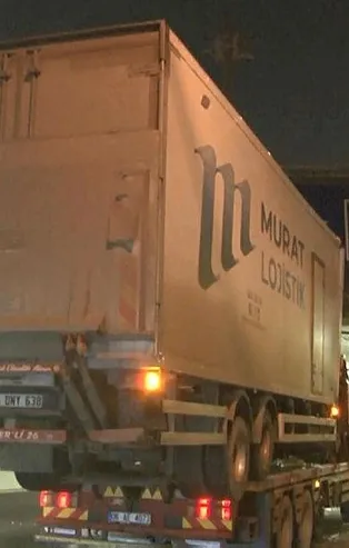 Ankara'nın Yenimahalle ilçesinde çekici ile taşınan kamyon köprüye çarptı