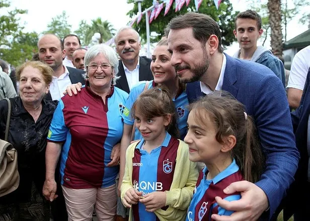 eski-hazine-ve-maliye-bakani-berat-albayrak-ile-babasi-sadik-albayrak-trabzonsporun-sampiyonluguna-boyle-sevin-1651358886410.jpeg Eski Hazine ve Maliye Bakanı Berat Albayrak ile babası Sadık Albayrak Trabzonspor'un şampiyonluğuna böyle sevindi-5