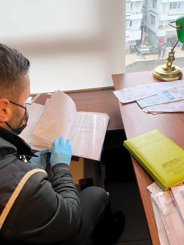 emniyet-genel-mudurlugunden-tefecilere-karsi-28-ilde-kene-operasyonu-1642055643292.jpg Emniyet Genel Müdürlüğünden tefecilere karşı 28 ilde "Kene Operasyonu"-3