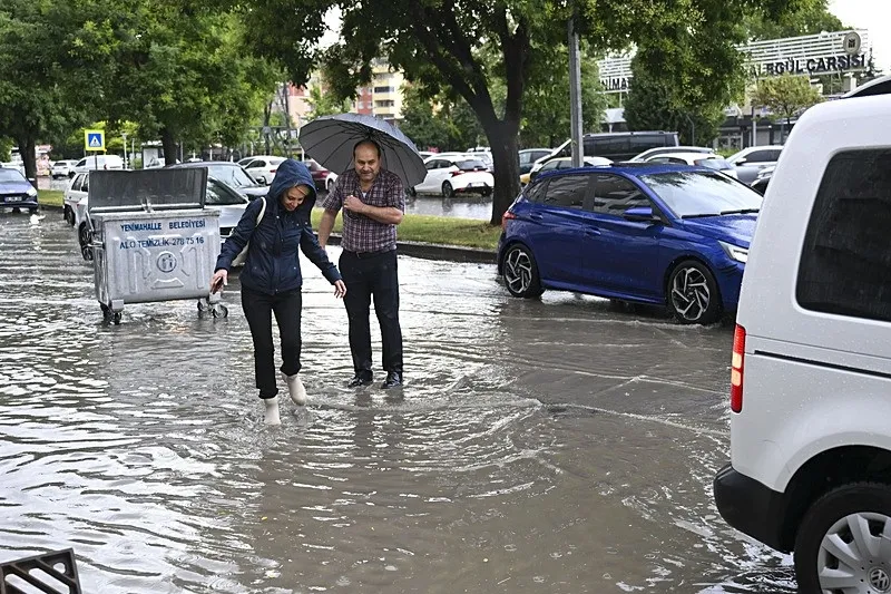 İstanbul ve Ankara'da sağanak etkisi: Sokaklar göle döndü! Başkentte araç çukura düştü-4