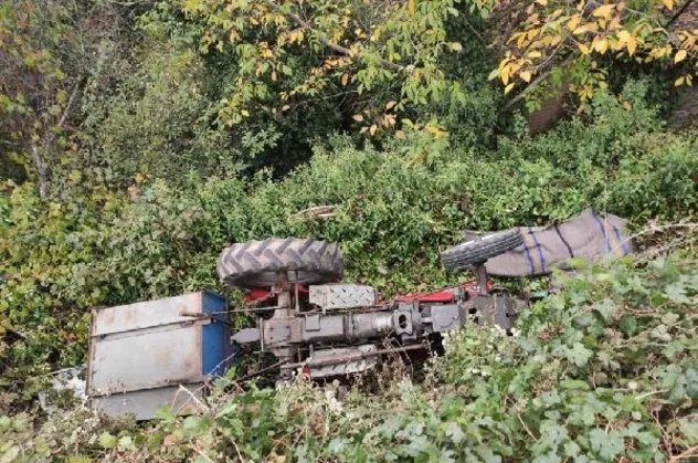 Manisa'da traktör takla attı: Ölü ve yaralı var