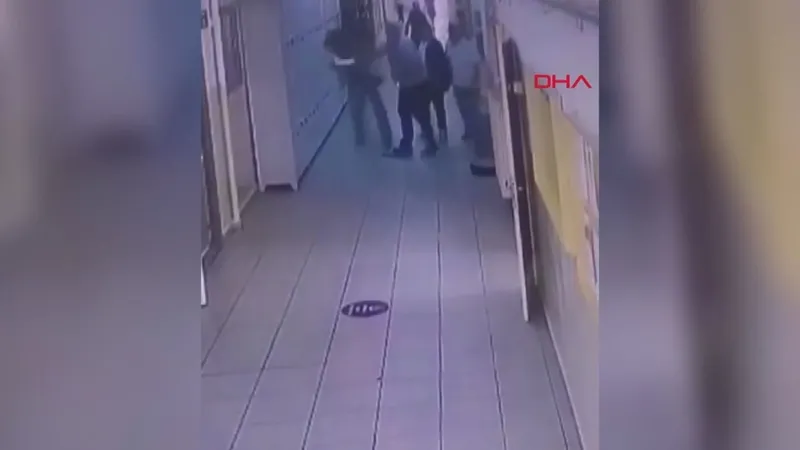 sariyerde-kadin-ogretmene-yumruklu-saldiri-kamerada-maganda-veli-gozaltina-alindi-dehset-anlari-kamerada-1714116105347.jpg Sarıyer'de kadın öğretmene yumruklu saldırı! Maganda veli tutuklandı... Dehşet anları kamerada-2