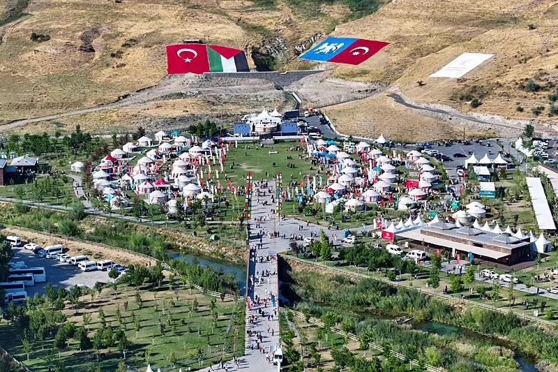 baskan-erdogan-ahlattan-terorsuz-turkiye-mesaji-verdi-kirli-elleri-biliyoruz-soykirimcilar-kaybedecek-1787657551583.jpeg Başkan Erdoğan Ahlat'tan Terörsüz Türkiye mesajı verdi: Kirli elleri biliyoruz! Soykırımcılar kaybedecek-4