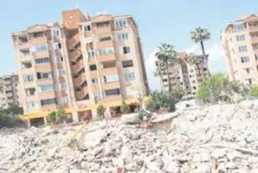 400 kişiden sadece 30'unun sağ çıktığı binanın müteahhidi firarda!