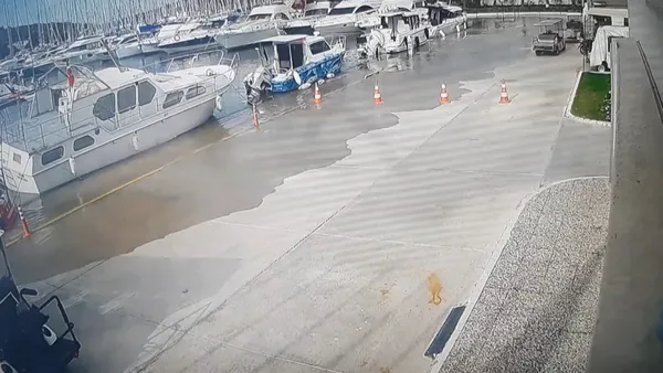 izmir-sigaciktaki-tsunaminin-en-net-goruntusu-ortaya-cikti-deniz-yukseldi-sular-onune-kattigini-boyle-surukledi-1604756088829.jpg İzmir Sığacık'taki tsunaminin en net görüntüsü ortaya çıktı! Deniz yükseldi, sular önüne kattığını böyle sürükledi...-2