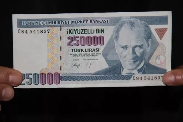 eski-250-bin-liralik-banknotunuz-varsa-koseyi-dondunuz-koleksiyonerler-pesine-dustu-tanesi-20000-tl-1705758867627.jpg Koleksiyonerler peşinde koşuyor! Eski 250 bin liralık banknotunuz varsa köşeyi döndünüz! Tanesi 20.000 TL...-4