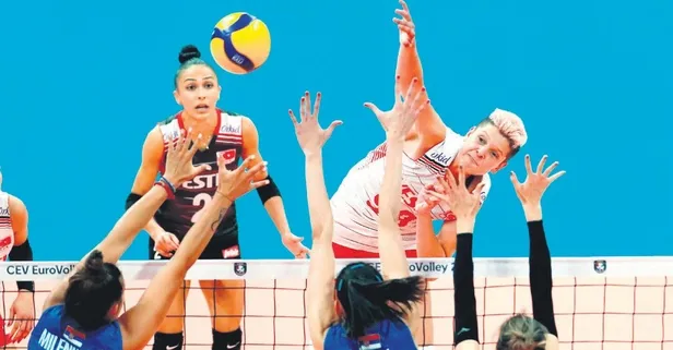 Avrupa Şampiyonası'nda 7'de 7 yapan Filenin Sultanları, yarı finaldeki rakibi Sırbistan'a diş geçiremedi