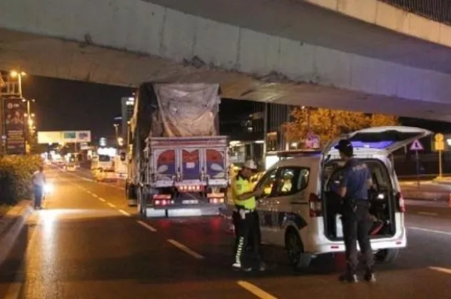 Şişli'de kamyon köprünün altında sıkıştı