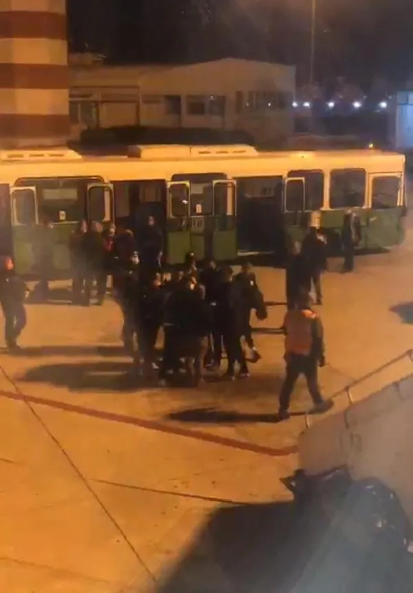 Izmir Adana Seferini Yapan Ucakta Maske Kavgasi 3 Yolcu Ile Futbolcular Birbirine Girdi