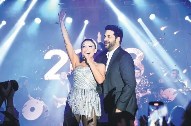 sahnenin-yildiz-isimleri-yilbasinda-hem-eglendi-hem-de-eglendirdi-hadise-simge-hande-yener-sibel-can-gulben-er-1672612072513.jpeg