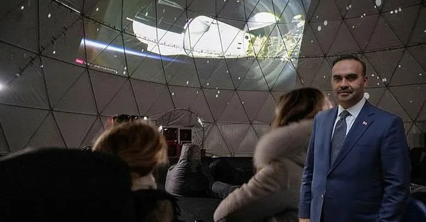 Sanayi ve Teknoloji Bakanı Mehmet Fatih Kacır, Gezeravcı’yı taşıyan uzay aracının kenetlenmesini uçaktan takip etti: Türk gençliğine ilham kaynağı olacak
