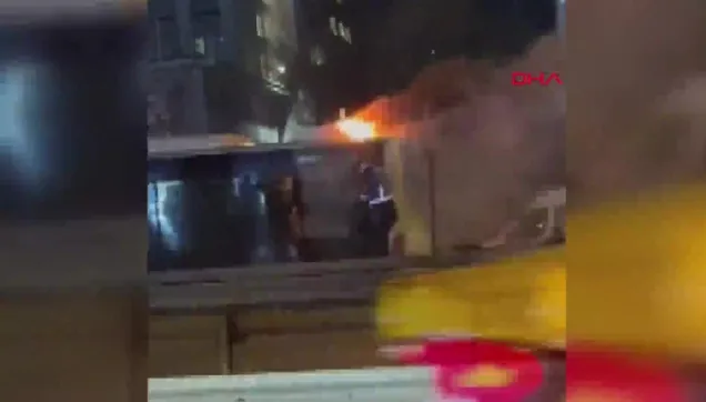 Bakırköy'de korkutan metrobüs yangını!