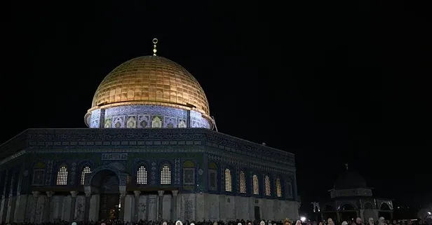 Soykırım gölgesinde Mescid-i Aksa’da ilk teravih namazı kılındı! Yüzlerce Filistinlinin girişine engel oldular