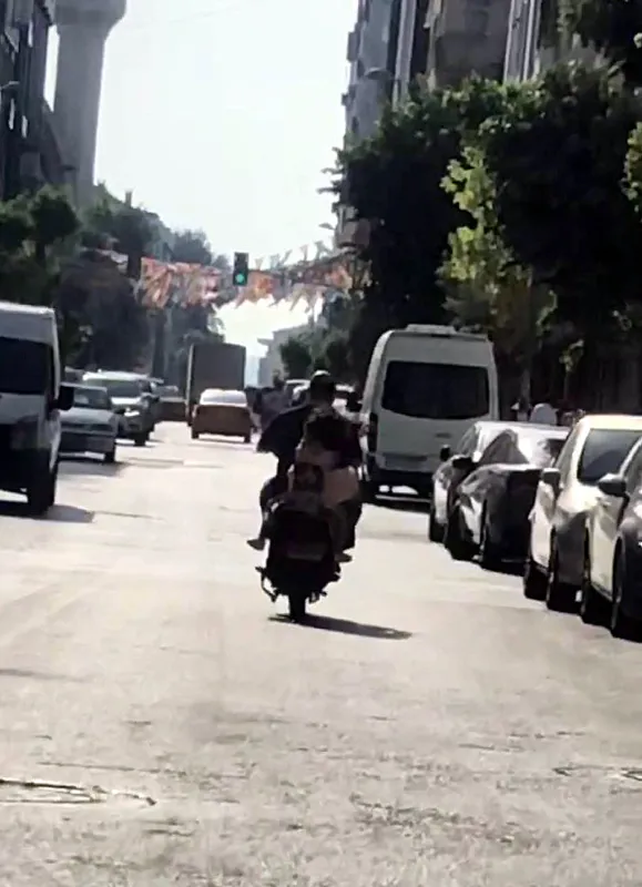 avcilarda-motosikletle-olume-davetiye-cikaran-yolculuk-1659249016394.jpg Avcılar'da motosikletle ölüme davetiye çıkaran yolculuk-4