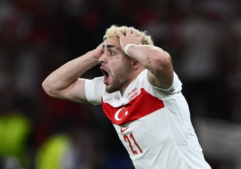 Galatasaray'ın yıldızı İngiltere'ye uçtu! Ada basını görüşeceği takımları yazdı - 22