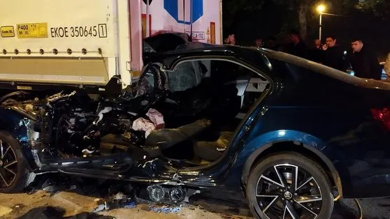 İstanbul’da feci kaza! Seyir halindeki araç TIR’a ok gibi saplandı