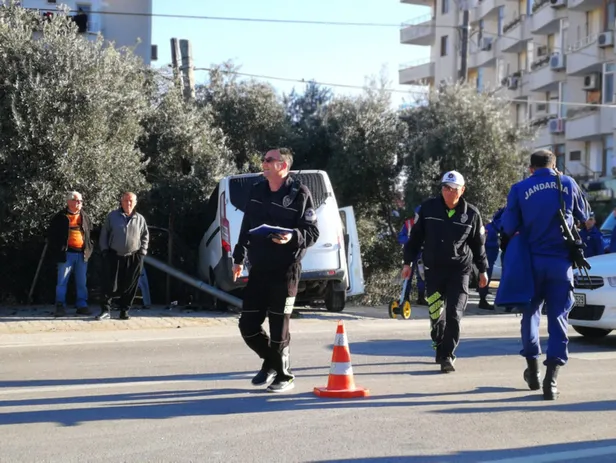 Son dakika... Mersin'de askeri minibüs ile otomobil çarpıştı-3