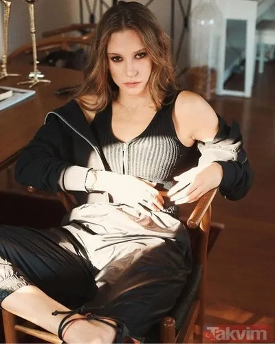 evine-girerken-saldiriya-ugrayan-serenay-sarikaya-detaylari-ilk-kez-anlatti-aciklamasi-kan-dondurdu-daha-once-1642870409590.jpg Evine girerken saldırıya uğrayan Serenay Sarıkaya detayları ilk kez anlattı açıklaması kan dondurdu! ‘Daha önce de şirkete gelerek...’-2