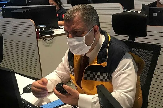 Son dakika: Sağlık Bakanı Fahrettin Koca telsiz sisteminden 112 ekiplerine hitap etti