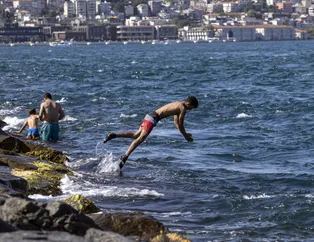 Sıcaktan bunalan İstanbullu Sarayburnu'na akın etti