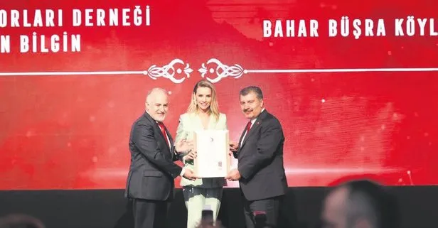 Esra Erol, Kızılay tarafından ‘Platin Madalya’ ödülüne layık görüldü