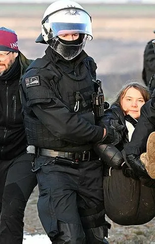 Sözde Alman demokrasisi! İklim aktivisti Greta Thunberg ve bir grup sert müdahalenin ardından gözaltına alındı
